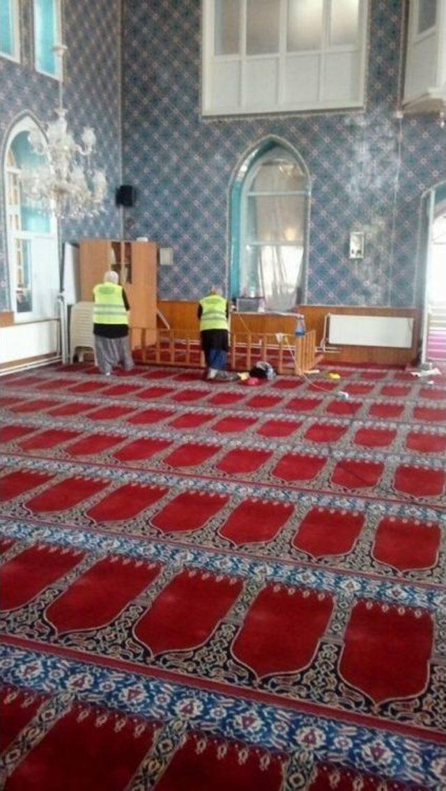 Pazaryeri&rsquo;nde Camiler Temizlenerek G&uuml;l Suyu İle Yıkanıyor 2