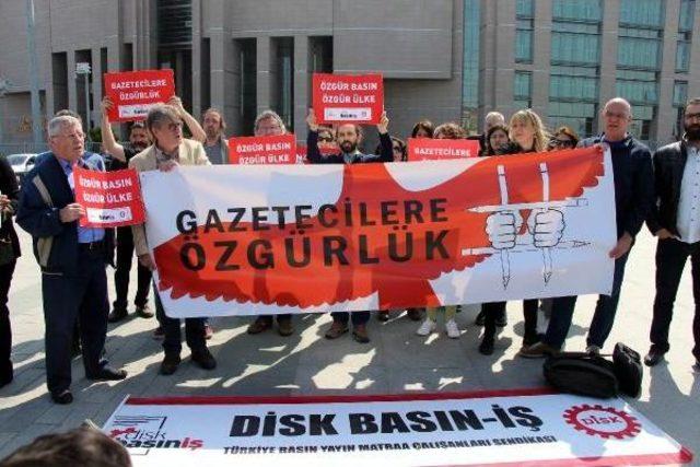 Adliye &Ouml;n&uuml;nde Tutuklu Gazeteciler I&ccedil;in &Ouml;zg&uuml;rl&uuml;k Eylemi 1