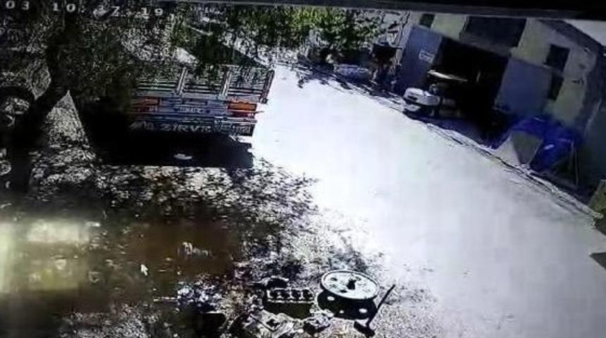 At&ouml;lyede Forkliftin &Ccedil;arptığı Duvar Yıkıldı: 1 &Ouml;l&uuml;