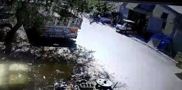 Atölyede Forkliftin Çarptığı Duvar Yıkıldı: 1 Ölü 1