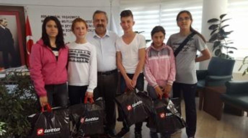 Burhaniye&rsquo;de Başkan Uysal &Ouml;zel Sporculara Sponsor Oldu