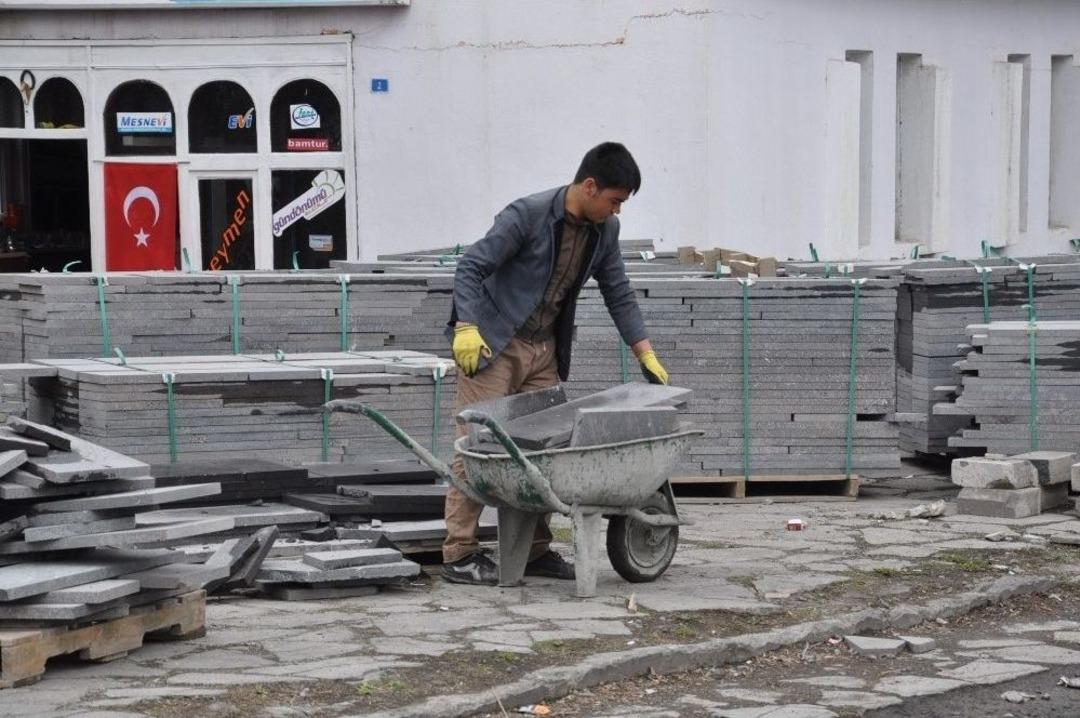 Kars Belediyesi Yol Ve Kaldırım &Ccedil;alışmalarına Başladı