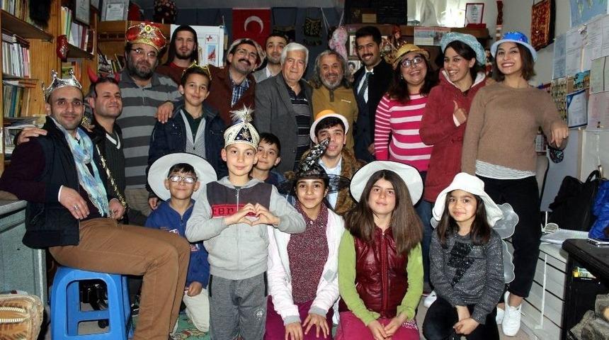 Tiyatro K&uuml;t&uuml;phanesinden Eğitim &Ccedil;alışmaları