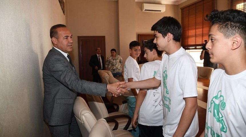 T&uuml;rkiye Kupasını Başkan S&ouml;zl&uuml;&rsquo;ye Takdim Ettiler