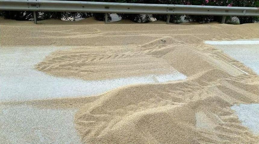 Buğday Y&uuml;kl&uuml; Tır Devrildi