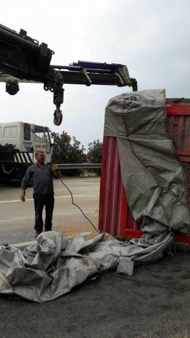 Buğday Yüklü Tır Devrildi 2