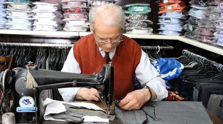 Antika Eşyalarla Mesleğini İcra Ediyor