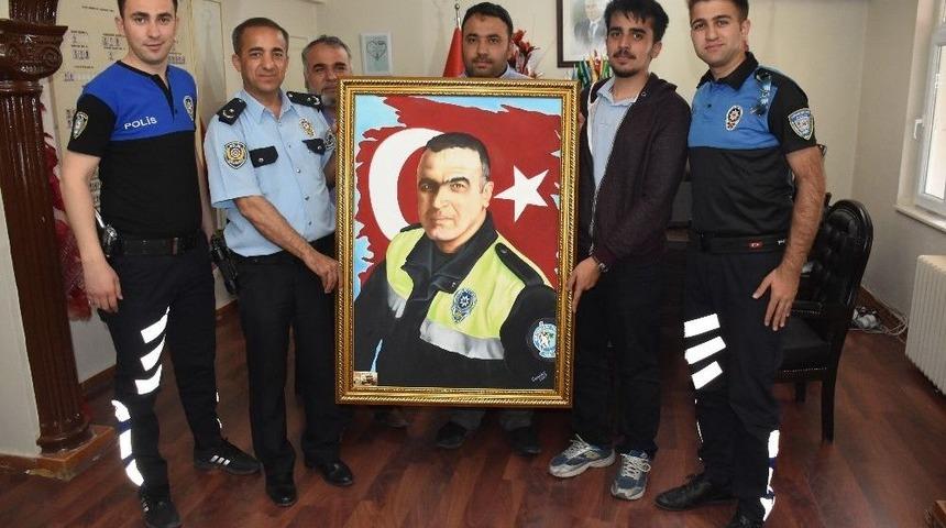 &Ccedil;izdiği Şehit Fethi Sekin Portresini Emniyet M&uuml;d&uuml;rl&uuml;ğ&uuml;ne Hediye Etti