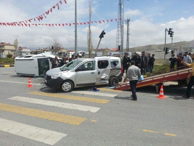 Van’da Trafik Kazası; 2 Yaralı