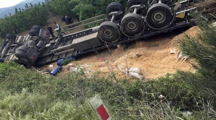 Yem Y&uuml;kl&uuml; Tır Devrildi: 1 Yaralı