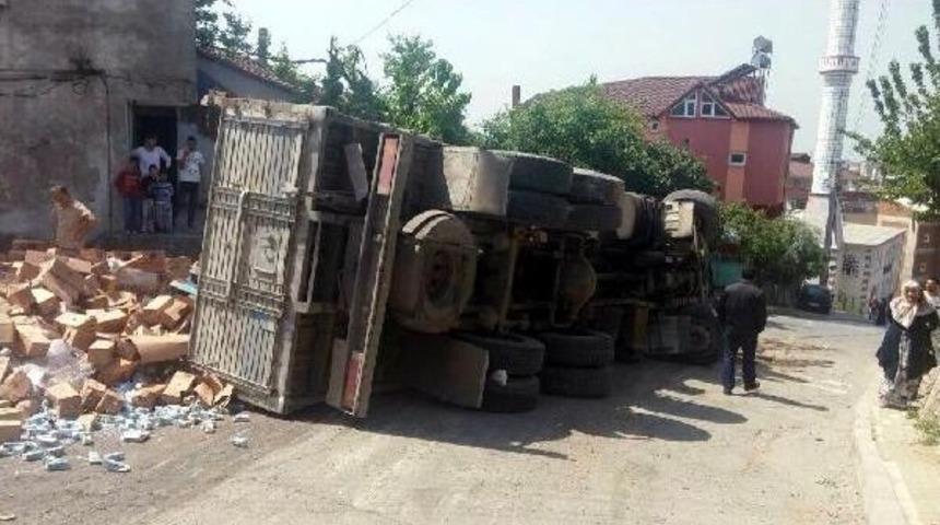 Freni Boşalan S&uuml;t Y&uuml;kl&uuml; Kamyonunu Devirdi