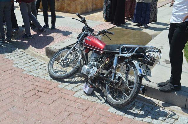 Motosiklet İle Otomobil Çarpıştı: 1 Yaralı 1