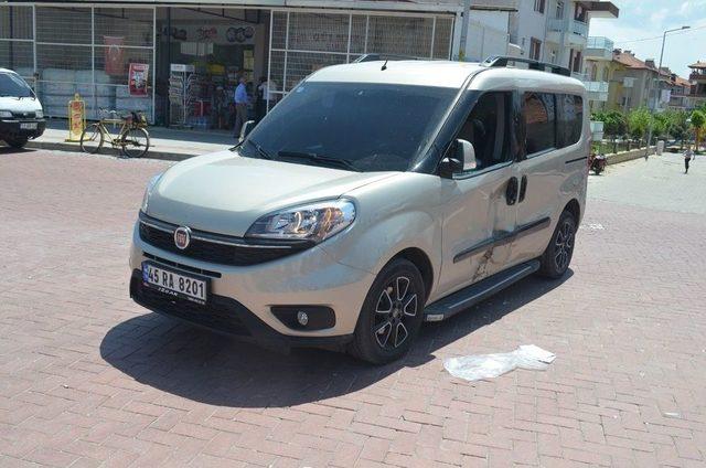 Motosiklet İle Otomobil Çarpıştı: 1 Yaralı 2