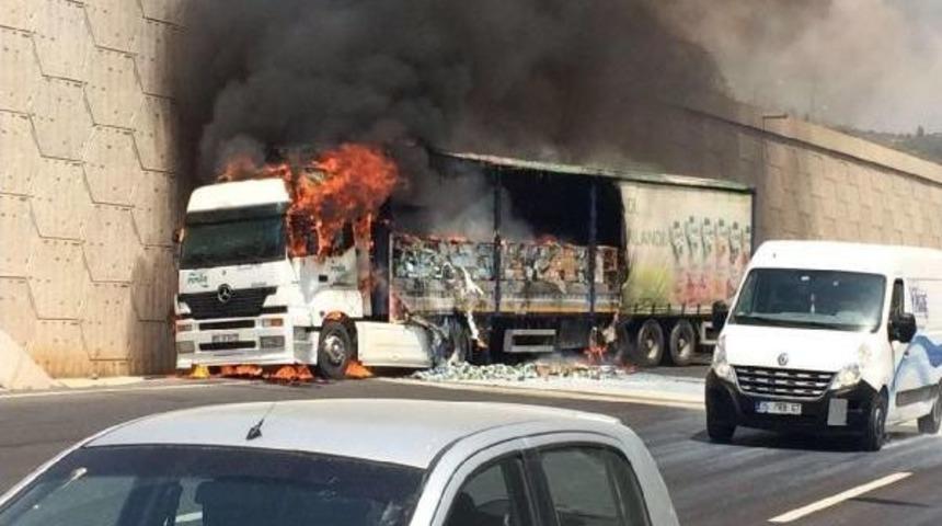 S&uuml;t Y&uuml;kl&uuml; Tır Alev Alev Yandı
