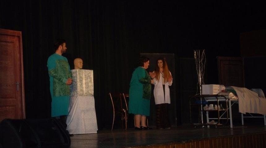 &Ouml;ğretmenler H&uuml;nerlerini Tiyatro Oyununda Sergiledi