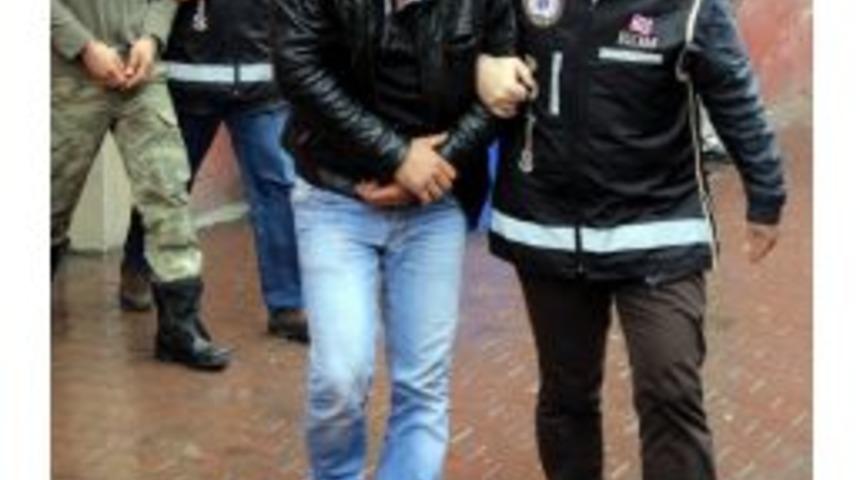 Evlerinde &Ccedil;ok Sayıda Silah İskeleti Bulunan 2 Kişi Adliyeye Sevk Edildi