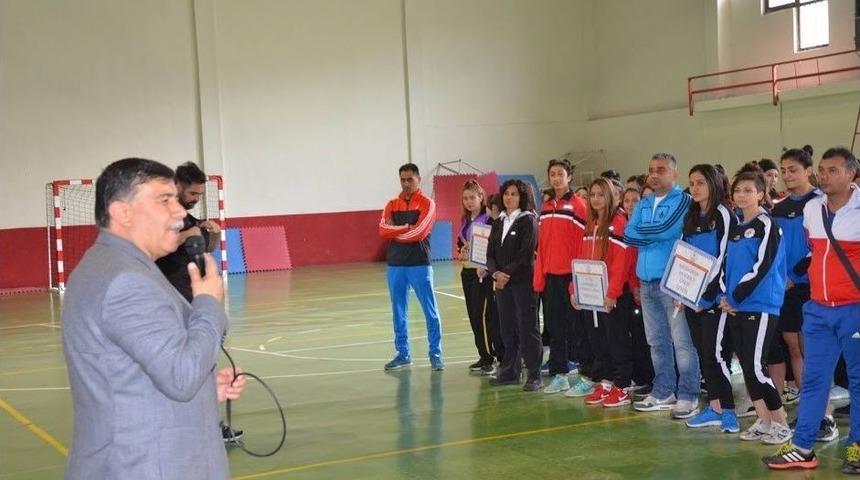 T&uuml;rkiye Gen&ccedil; Kızlar Futsal Yarı Final M&uuml;sabakaları Emet&rsquo;te Başladı