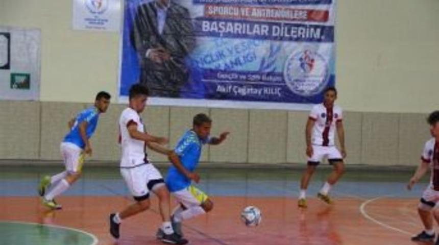 Futsal Gen&ccedil;ler Yarı Final M&uuml;sabakaları Başladı