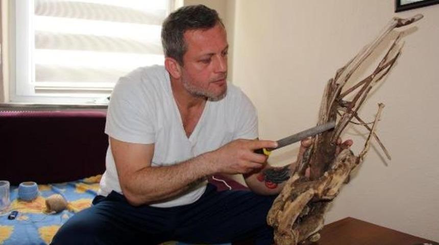 Kuru Ağa&ccedil; K&ouml;kleri Ve Dallarından Ev Eşyası &Uuml;retiyor