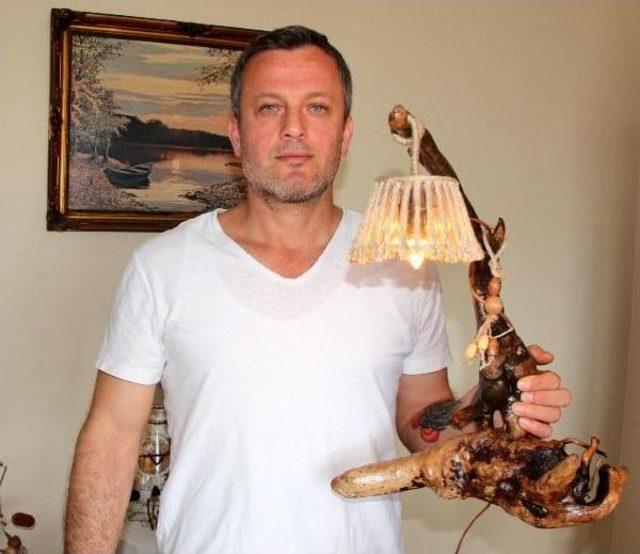 Kuru Ağa&ccedil; K&ouml;kleri Ve Dallarından Ev Eşyası &Uuml;retiyor 1