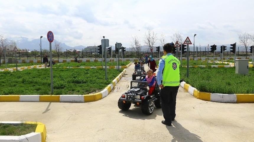 Minikler Trafik Kurallarını Eğlenerek &Ouml;ğreniyor
