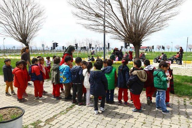 Minikler Trafik Kurallarını Eğlenerek Öğreniyor