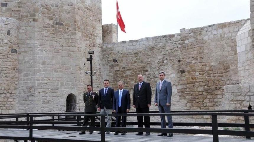 Vali Tapsız, Karaman Kalesinde İncelemelerde Bulundu