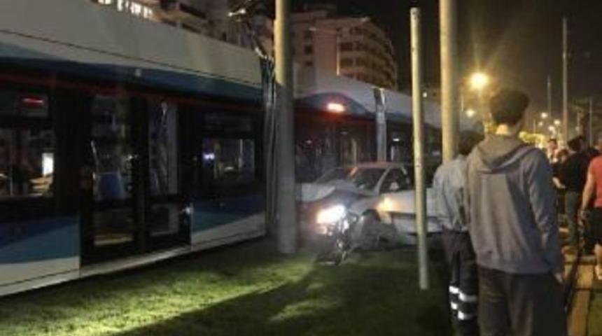 Nikah Sarayı &Ccedil;ıkışında, Otomobil Tramvaya &Ccedil;arptı