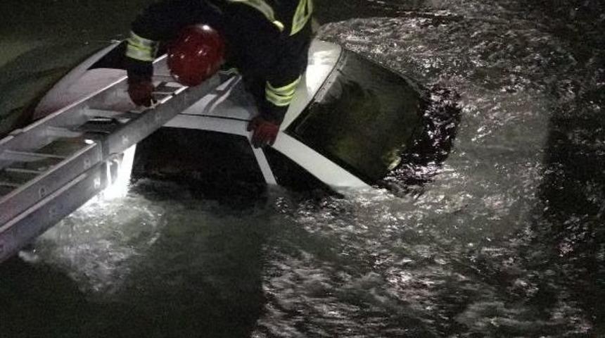 Ereğli'de 2 Otomobil Sulama Kanalına U&ccedil;tu