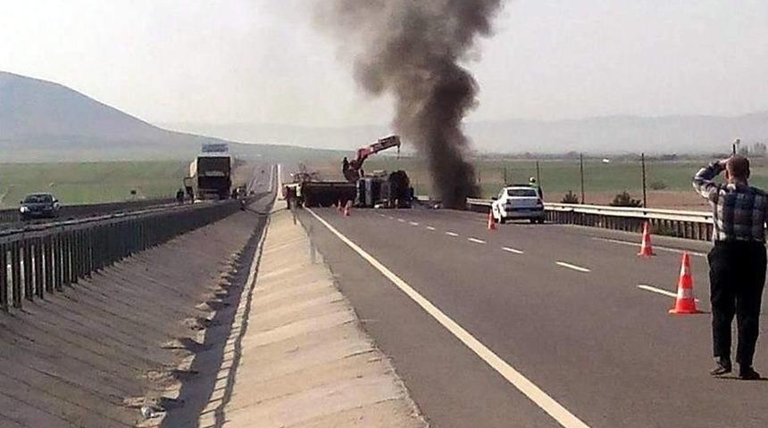 K&uuml;tahya&rsquo;da 2 Tır &Ccedil;arpıştı: 1 Yaralı