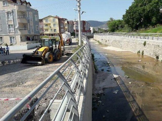Nato Hattından Sızan Yakıt Dereye Aktı 1