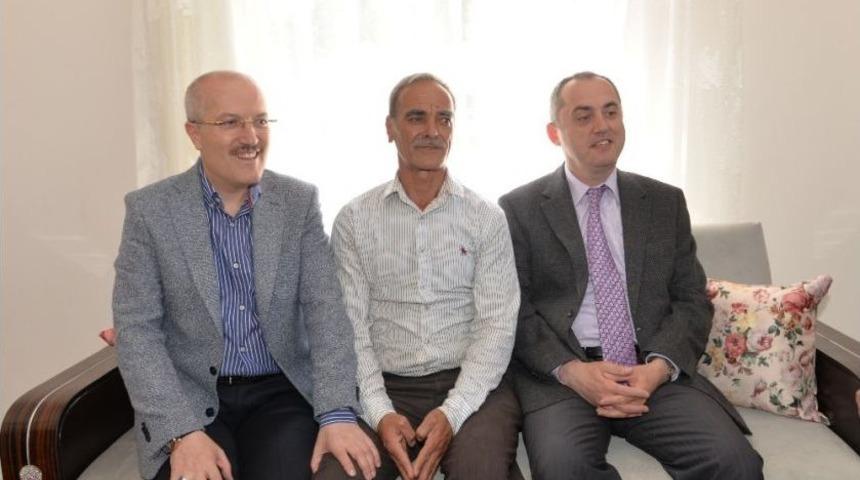 Evi Yıkılan Vatandaşa Prefabrik Ev