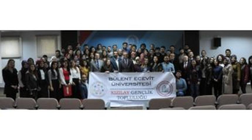 Rekt&ouml;r &Ouml;zer, Be&uuml; Kızılay Gen&ccedil;lik Topluluğu&rsquo;na Teşekk&uuml;r Etti