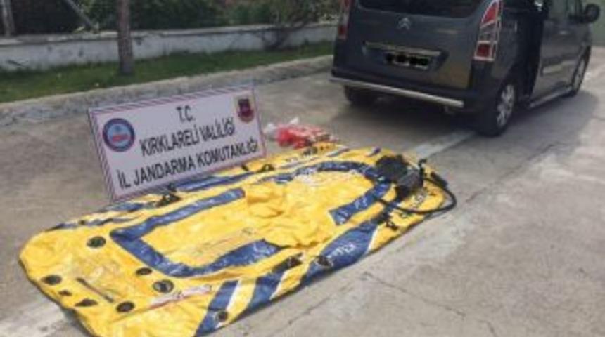 Yasa Dışı G&ouml;&ccedil;menleri Taşıyan Minib&uuml;sten Şişme Bot &Ccedil;ıktı