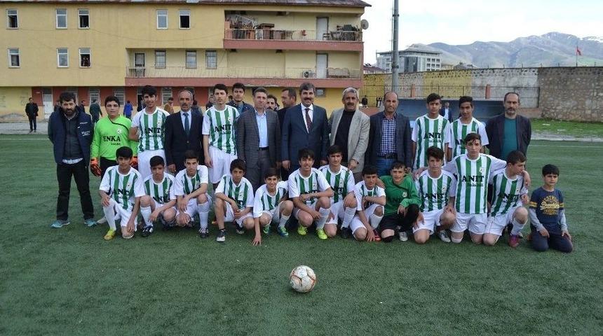 Başkan Asya, Sporculara Malzeme Dağıttı