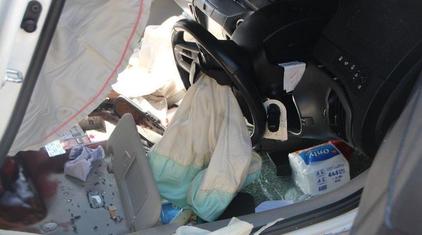 Kamyonetle L&uuml;ks Ara&ccedil; &Ccedil;arpıştı: 4 Yaralı