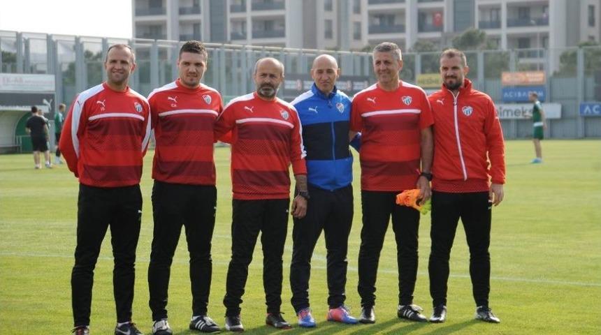 Bursaspor&rsquo;un Yeni Teknik Direkt&ouml;r&uuml; İlk Antrenmanına &Ccedil;ıktı