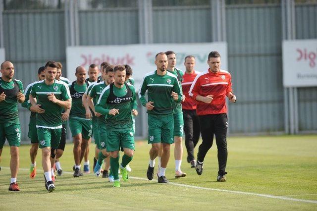 Bursaspor’un Yeni Teknik Direktörü İlk Antrenmanına Çıktı