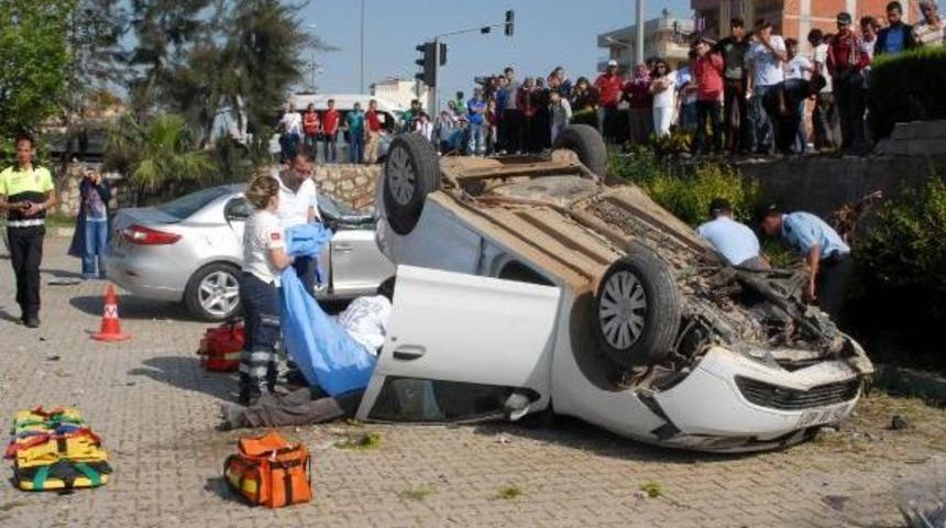 Tur Minib&uuml;s&uuml;yle Otomobil &Ccedil;arpıştı: 1 &Ouml;l&uuml;, 4 Yaralı