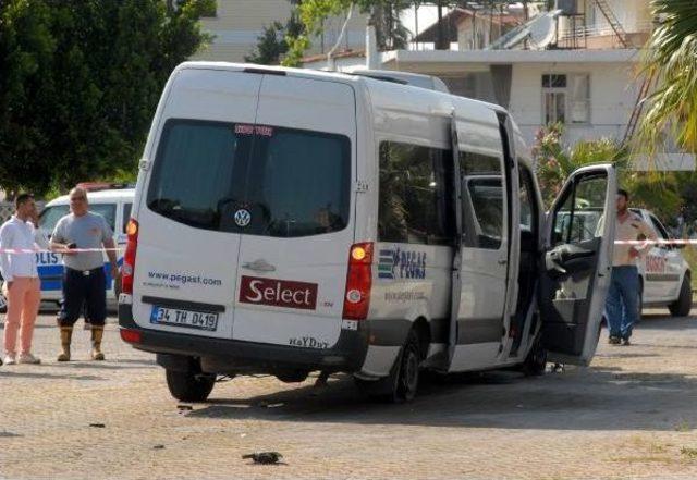 Tur Minib&uuml;s&uuml;yle Otomobil &Ccedil;arpıştı: 1 &Ouml;l&uuml;, 4 Yaralı 1