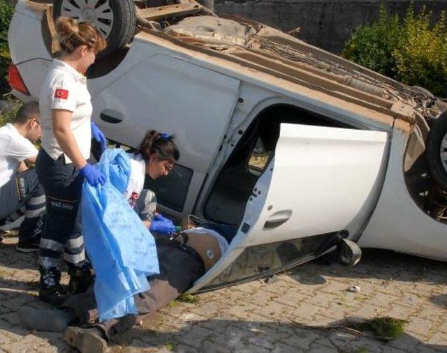 Tur Minib&uuml;s&uuml;yle Otomobil &Ccedil;arpıştı: 1 &Ouml;l&uuml;, 4 Yaralı 2