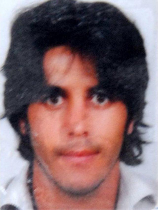 Tur Minib&uuml;s&uuml;yle Otomobil &Ccedil;arpıştı: 1 &Ouml;l&uuml;, 4 Yaralı 3