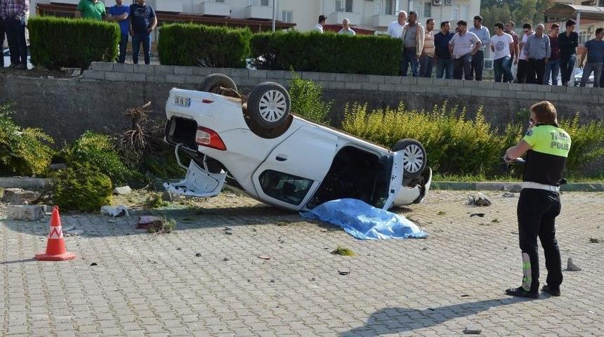 Antalya&rsquo;da Tur Minib&uuml;s&uuml;yle Otomobil &Ccedil;arpıştı: 1 &Ouml;l&uuml;, 4 Yaralı