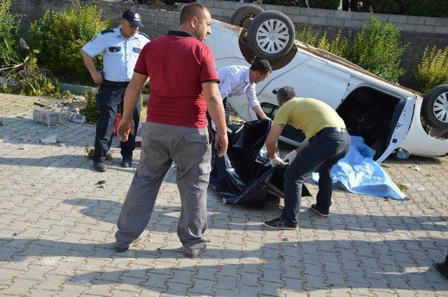 Antalya’da Tur Minibüsüyle Otomobil Çarpıştı: 1 Ölü, 4 Yaralı