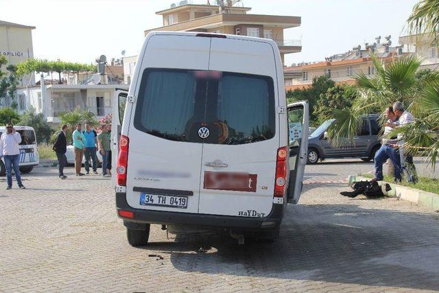 Antalya’da Tur Minibüsüyle Otomobil Çarpıştı: 1 Ölü, 4 Yaralı