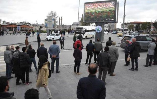 Sivaslılar, Göztepe Maçını Dev Ekrandan Izledi