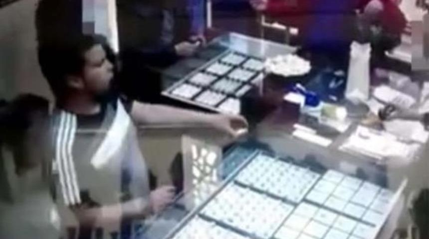 Azılı Hırsız G&uuml;venlik Kameralarına Takıldı