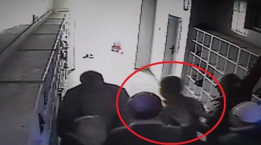 Camide M&uuml;ezzine Bı&ccedil;aklı Saldırı Kamerada