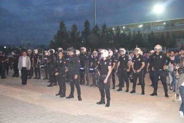 Şanlıurfa'da Maç Sonrası Polise Taş Atan Gruba Müdahale