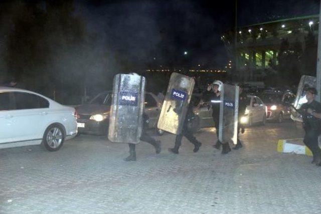 Şanlıurfa'da Maç Sonrası Polise Taş Atan Gruba Müdahale